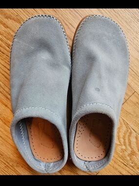 Yogi Footwear Negative Heel Light Gray Suede Slip-On Clogs